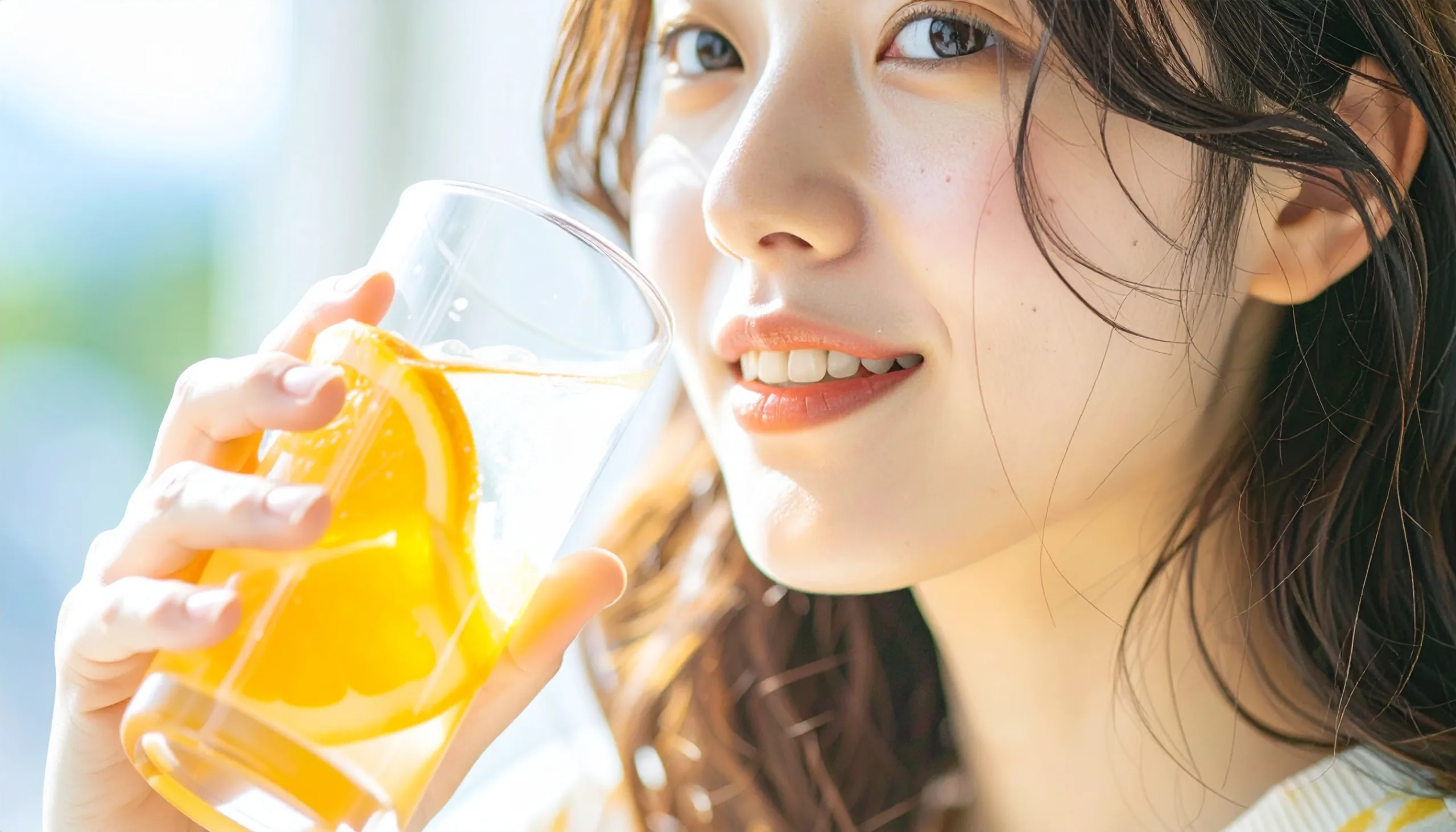 フルーツ酵素ドリンクを飲む女性