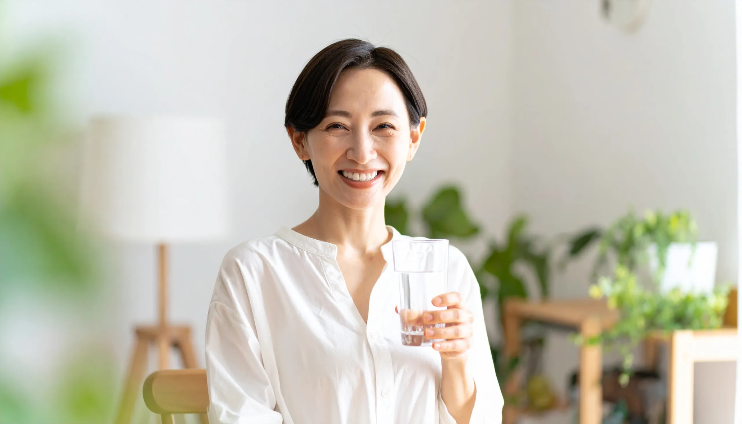 室内で笑う女性　健康